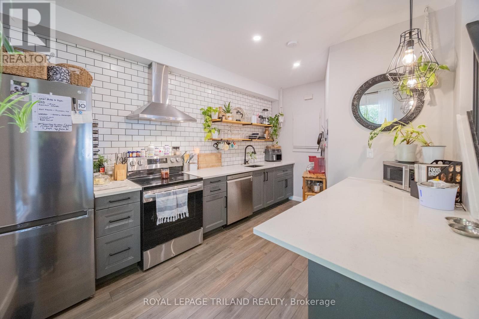 190 Emily Street, North Middlesex (Parkhill), ON - Indoor Photo Showing Kitchen With Upgraded Kitchen