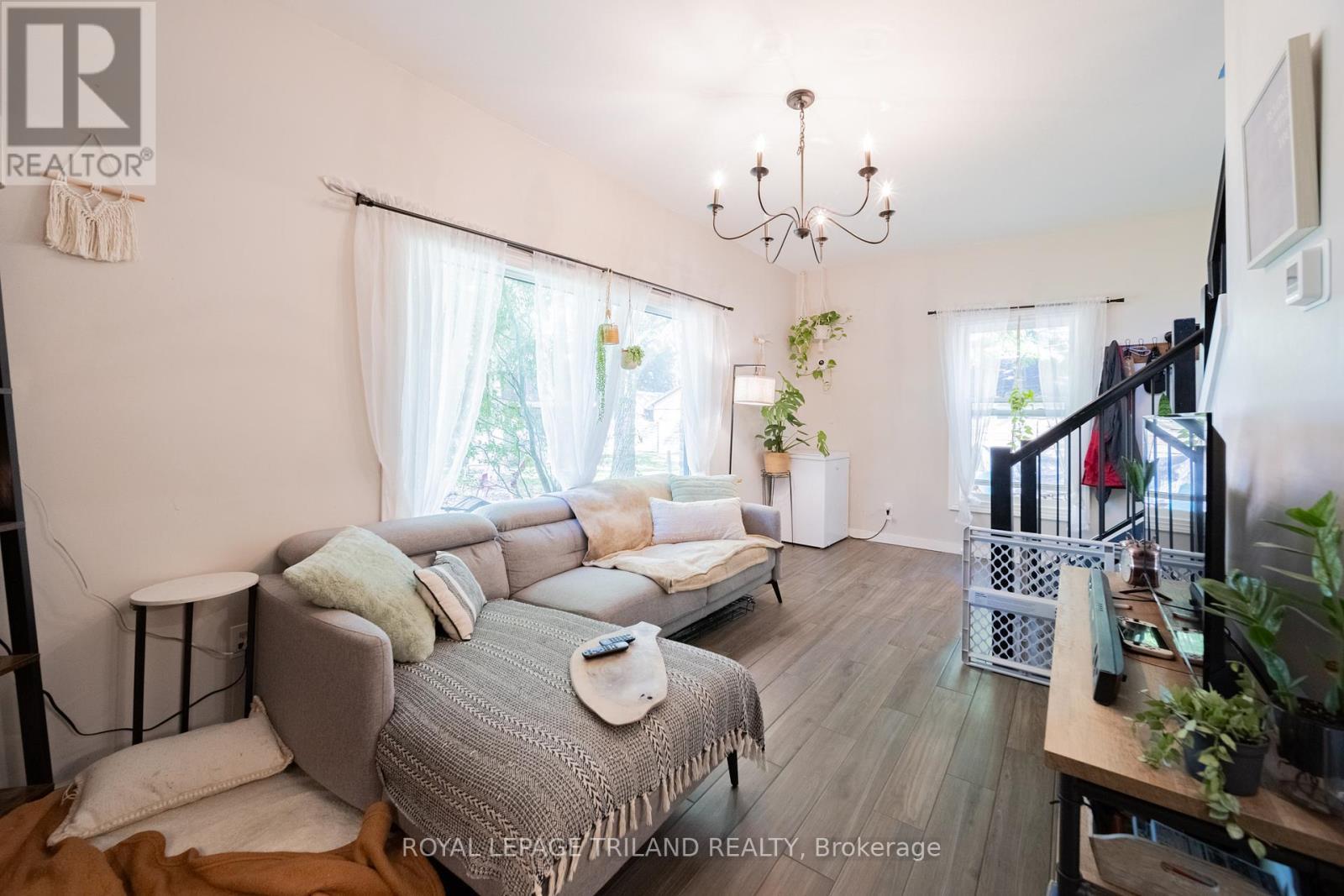 190 Emily Street, North Middlesex (Parkhill), ON - Indoor Photo Showing Living Room