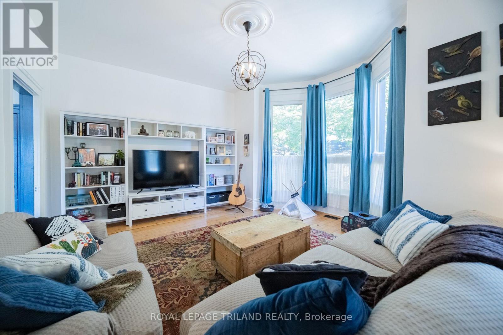 190 Emily Street, North Middlesex (Parkhill), ON - Indoor Photo Showing Living Room
