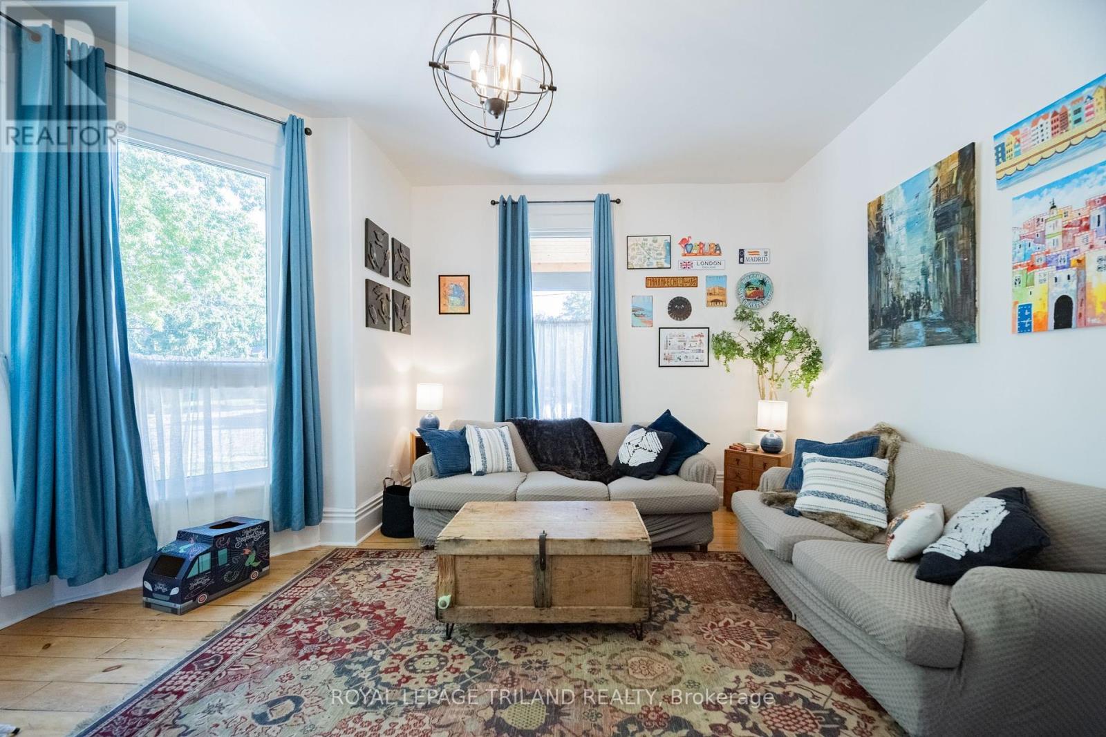 190 Emily Street, North Middlesex (Parkhill), ON - Indoor Photo Showing Living Room