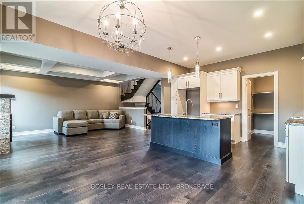 Open main floor living for easy family connection - 6168 Curlin Crescent, Niagara Falls (Forestview), ON - Indoor Photo Showing Kitchen