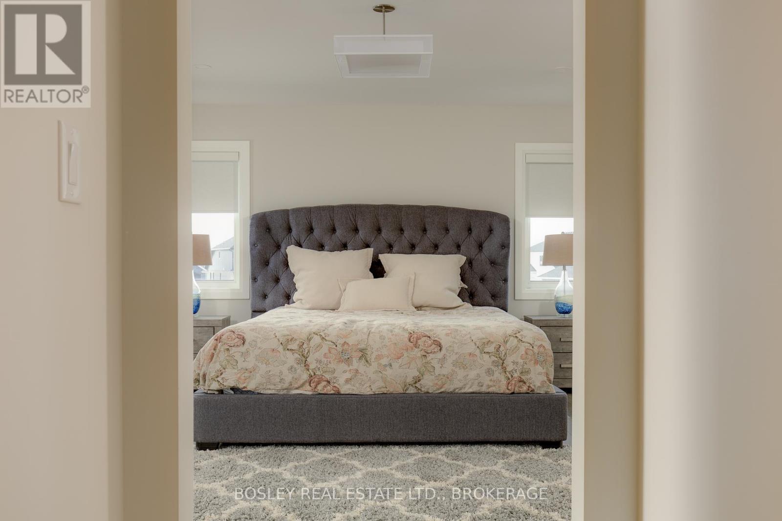 6168 Curlin Crescent, Niagara Falls (Forestview), ON - Indoor Photo Showing Bedroom