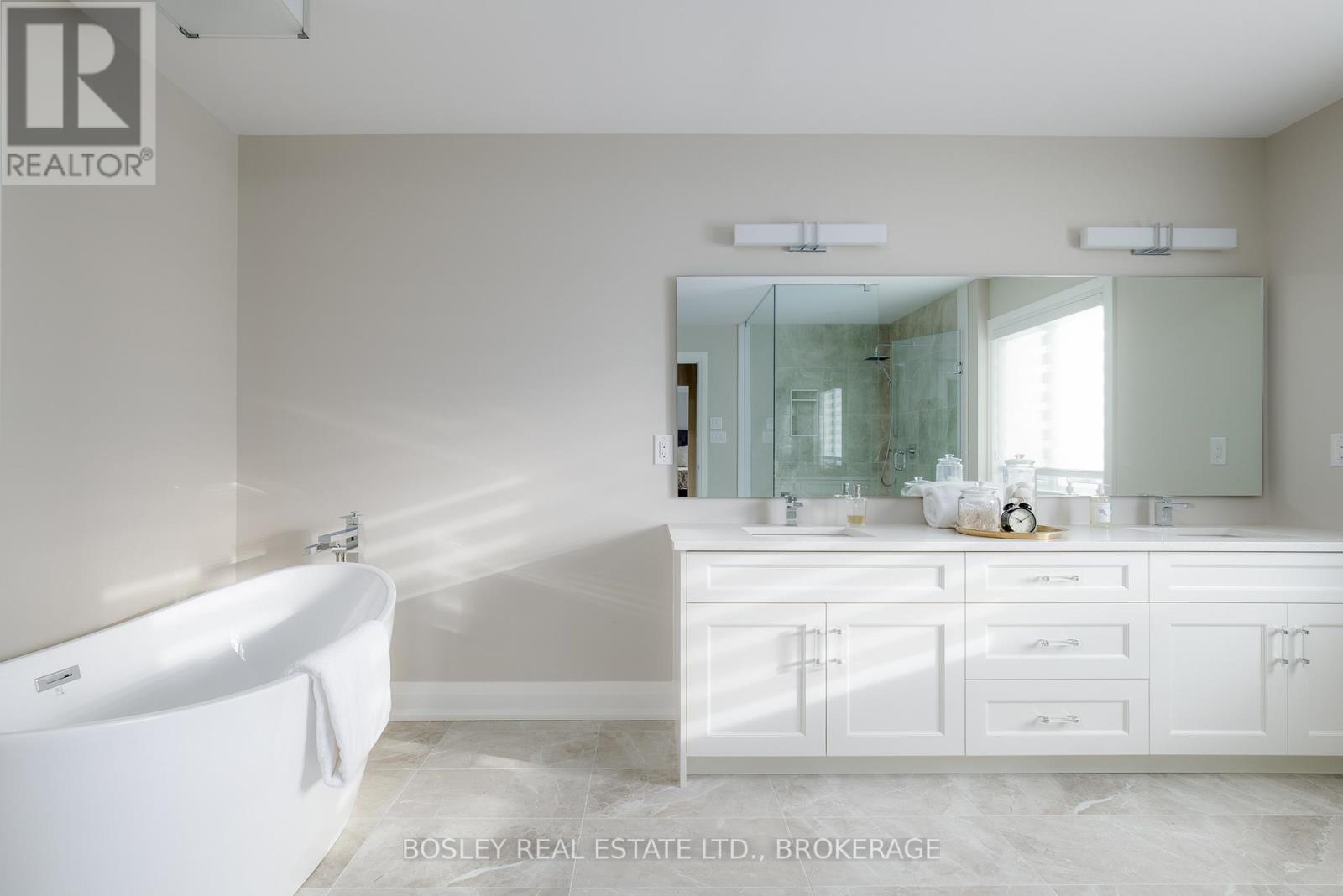 6168 Curlin Crescent, Niagara Falls (Forestview), ON - Indoor Photo Showing Bathroom
