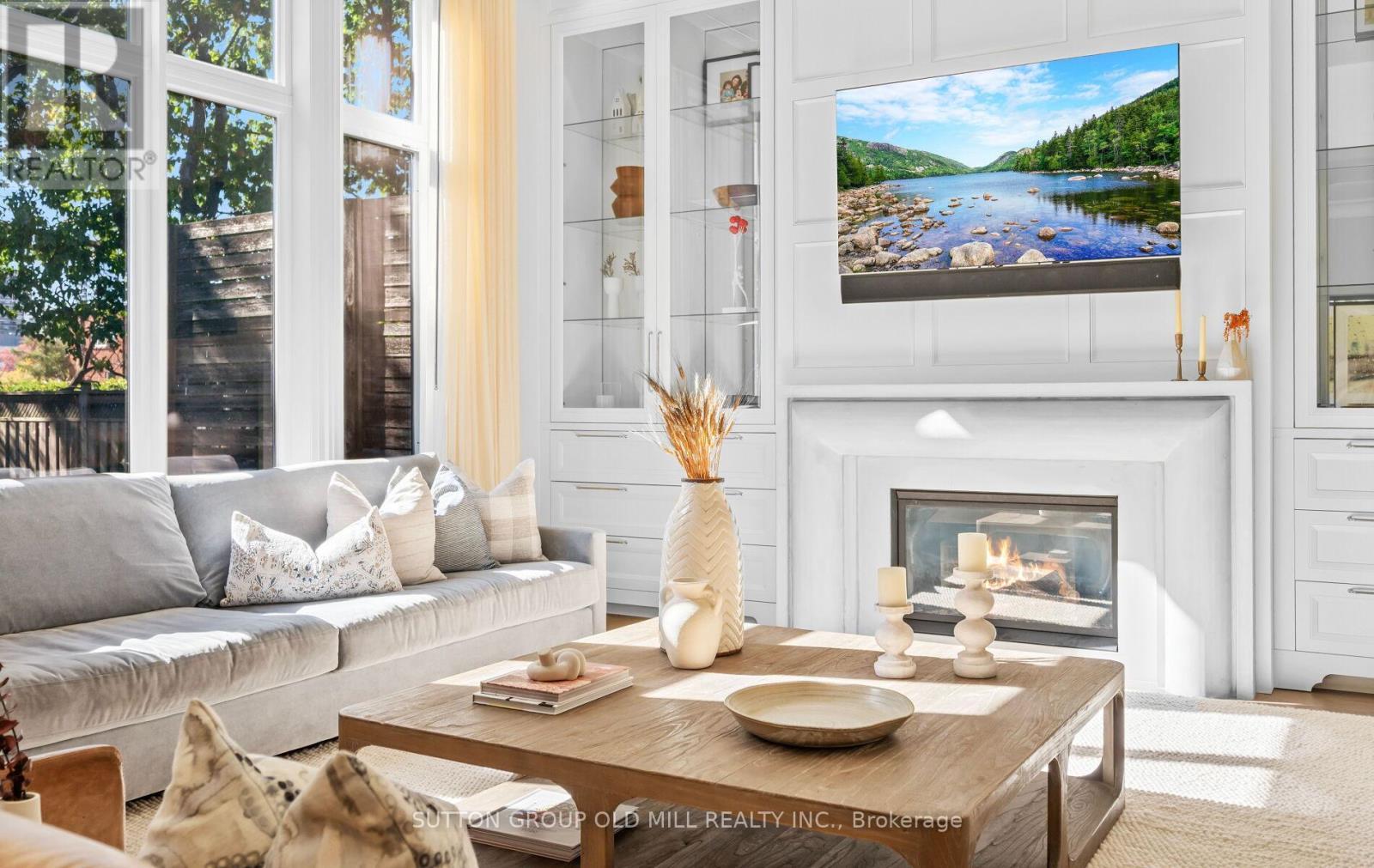 8 Cumberland Drive, Mississauga, ON - Indoor Photo Showing Living Room With Fireplace