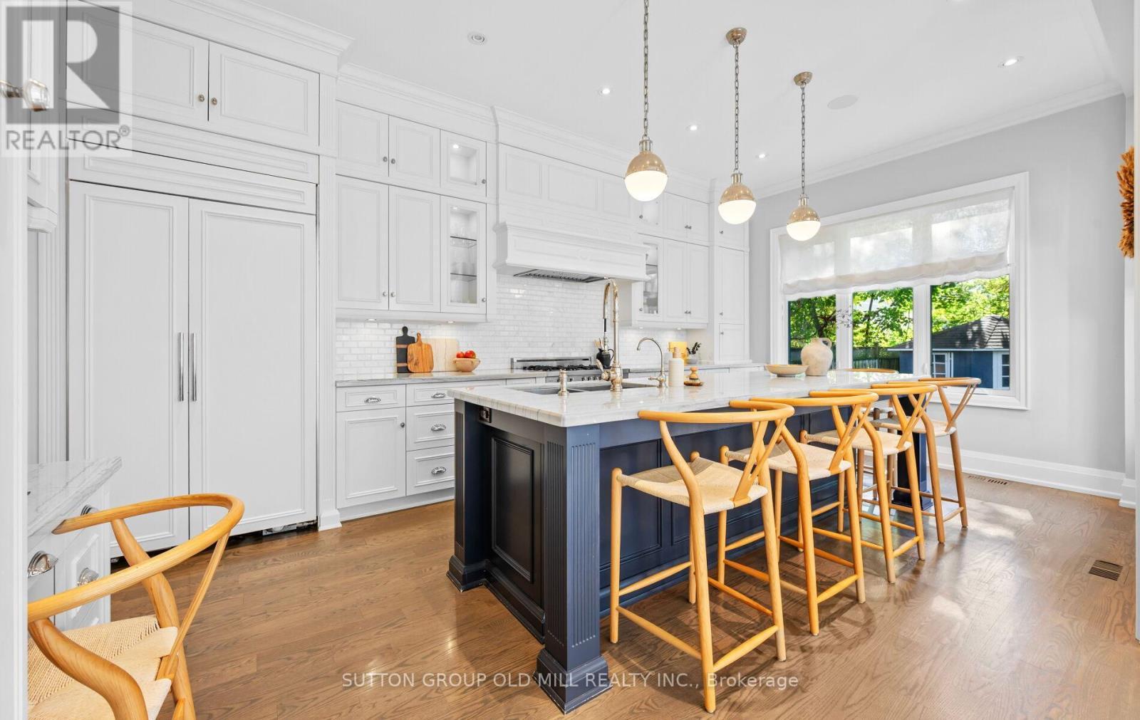 8 Cumberland Drive, Mississauga, ON - Indoor Photo Showing Kitchen With Upgraded Kitchen