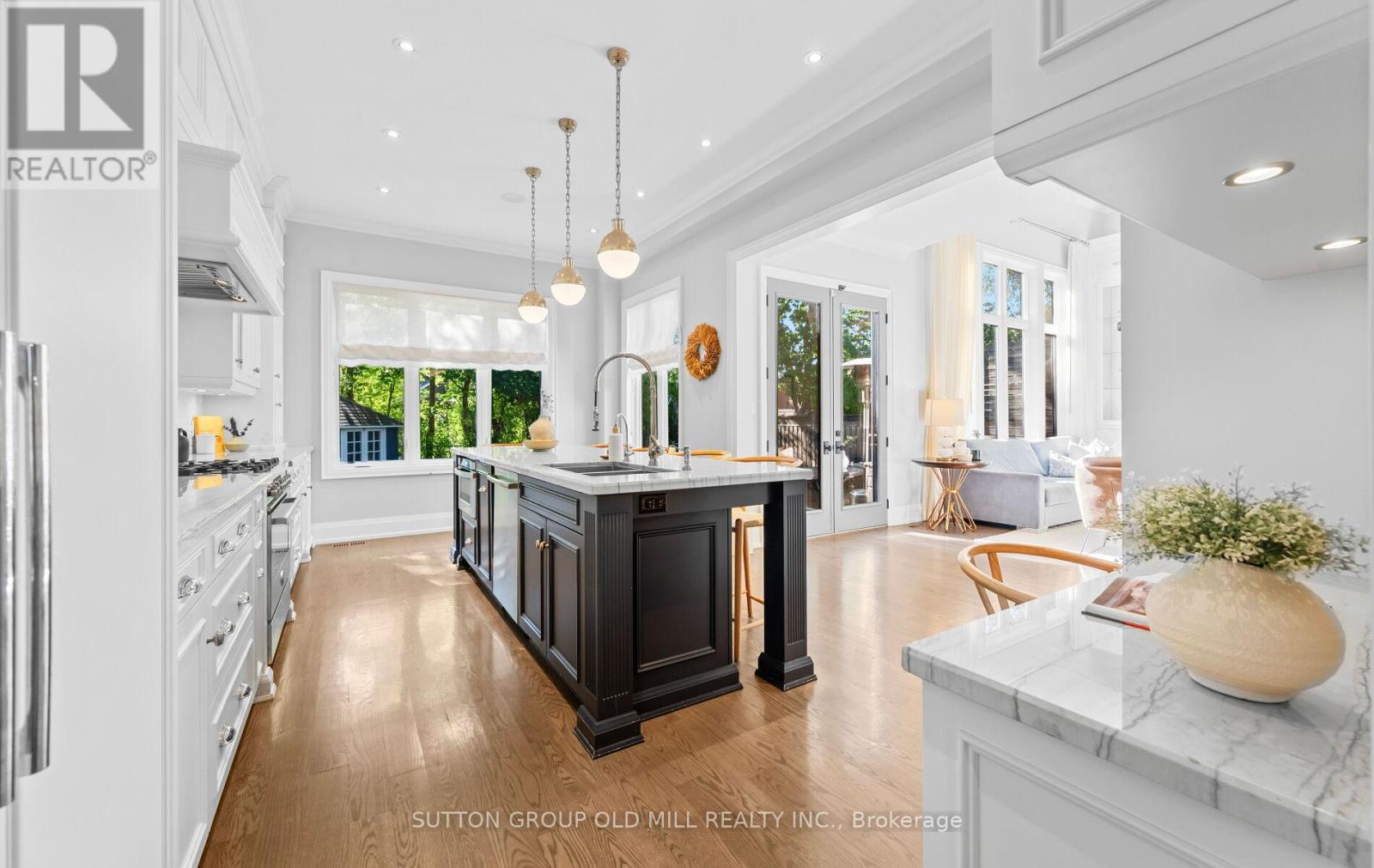 8 Cumberland Drive, Mississauga, ON - Indoor Photo Showing Kitchen With Upgraded Kitchen