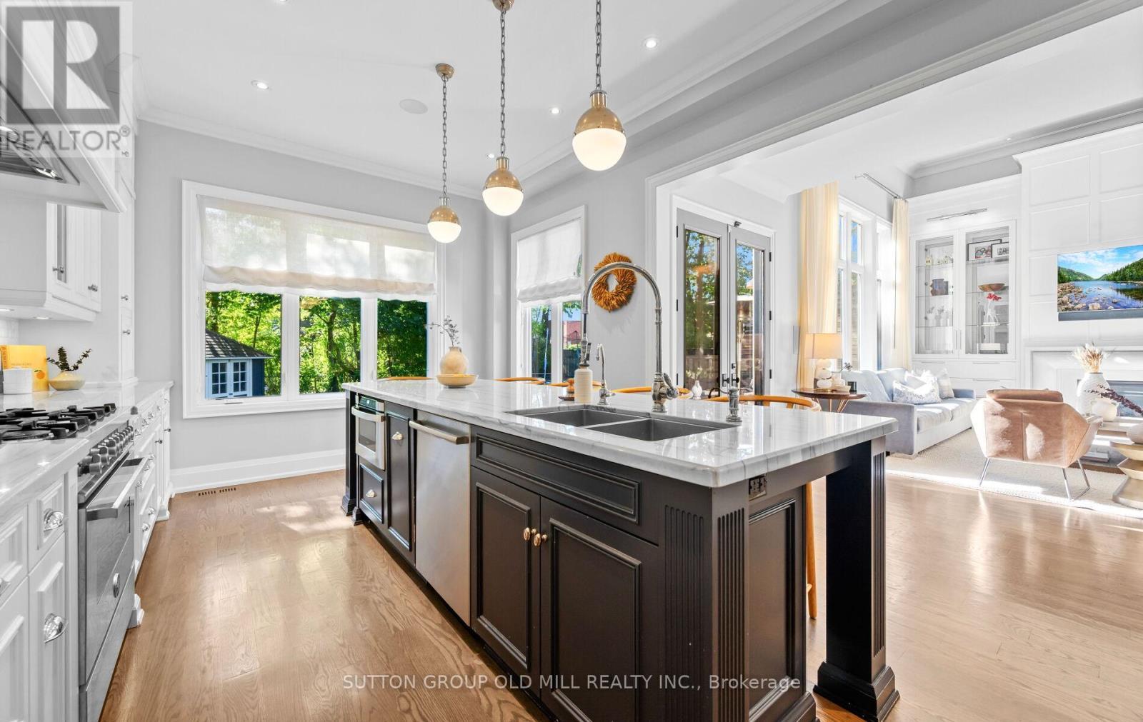 8 Cumberland Drive, Mississauga, ON - Indoor Photo Showing Kitchen With Double Sink With Upgraded Kitchen