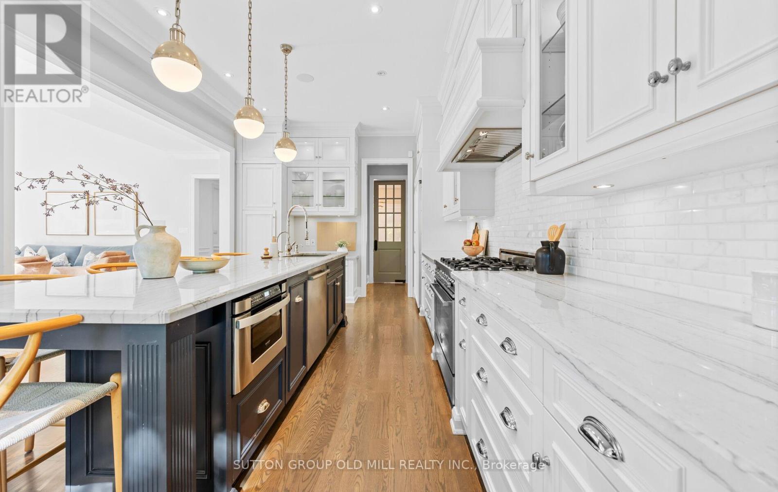 8 Cumberland Drive, Mississauga, ON - Indoor Photo Showing Kitchen With Upgraded Kitchen