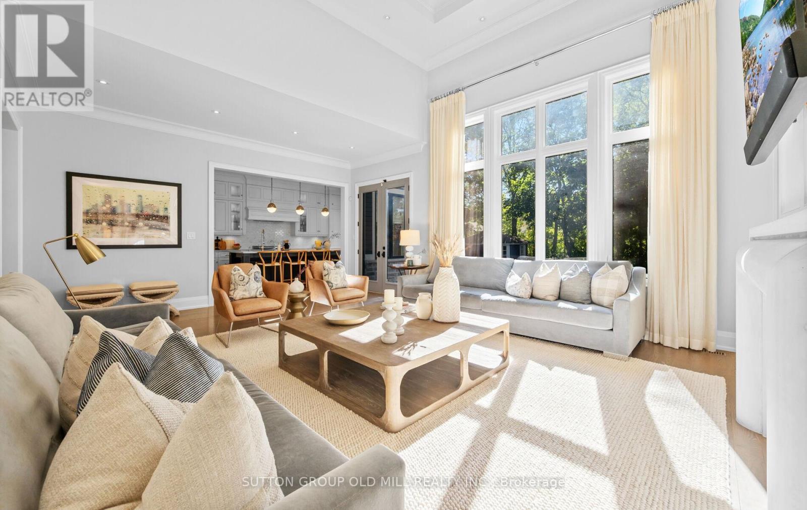8 Cumberland Drive, Mississauga, ON - Indoor Photo Showing Living Room