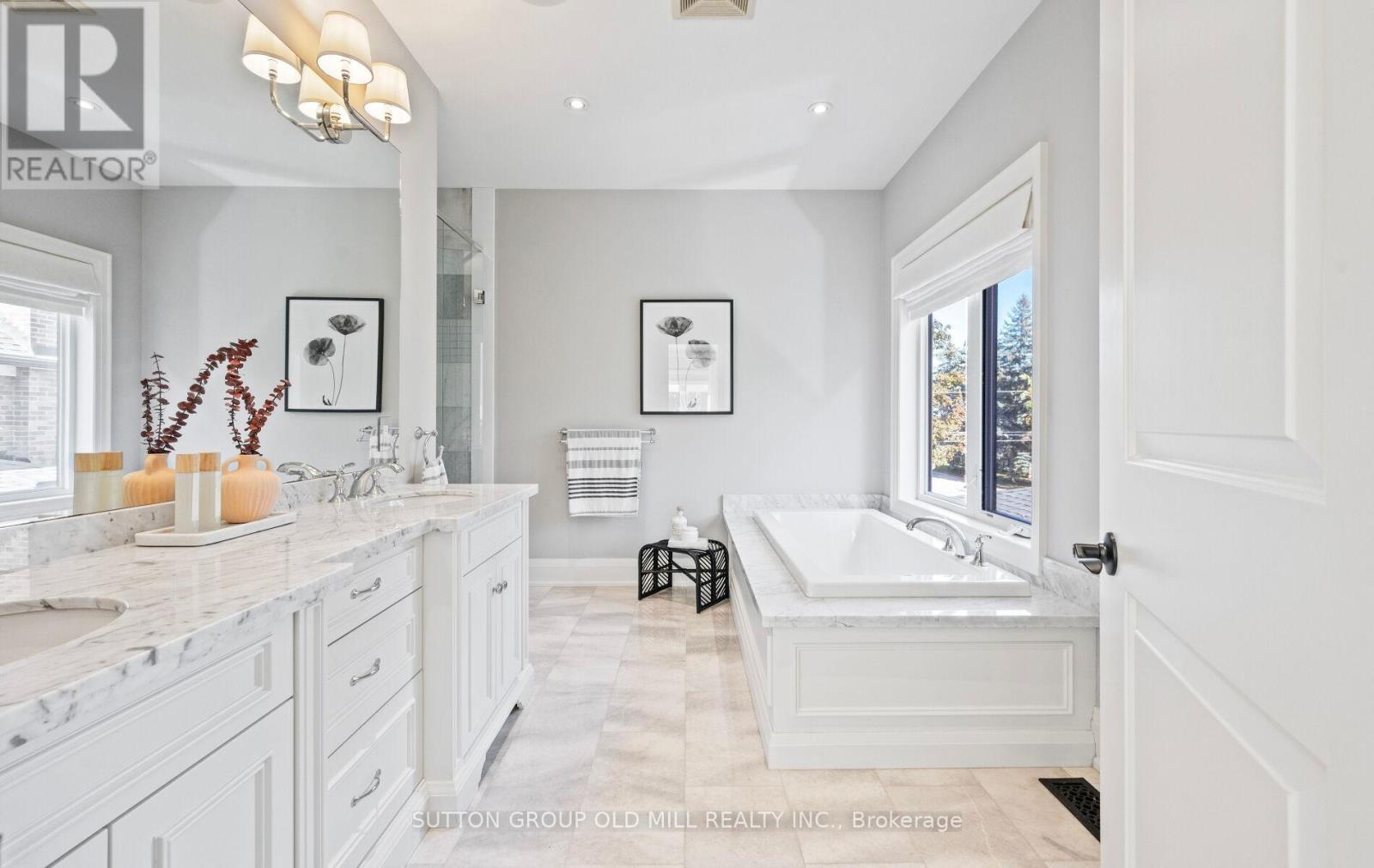 8 Cumberland Drive, Mississauga, ON - Indoor Photo Showing Bathroom