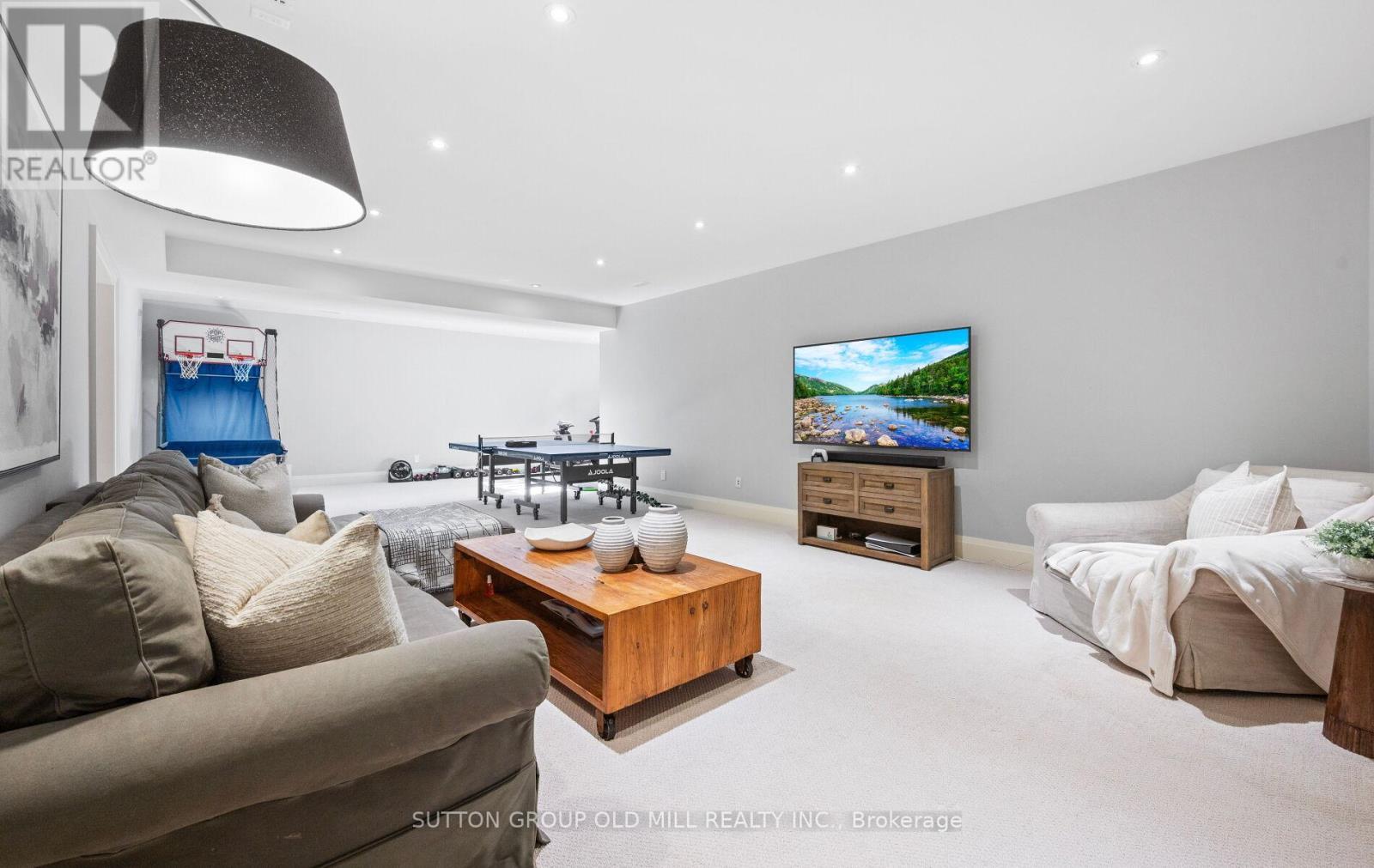 8 Cumberland Drive, Mississauga, ON - Indoor Photo Showing Living Room