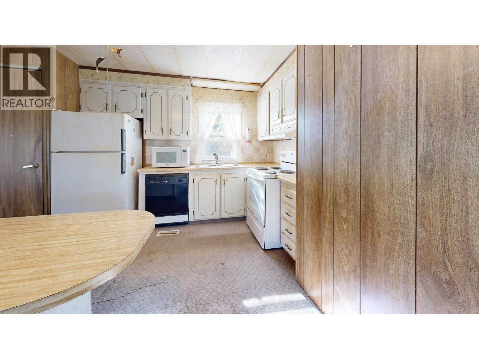 6388 Mulligan Drive, 100 Mile House, BC - Indoor Photo Showing Kitchen