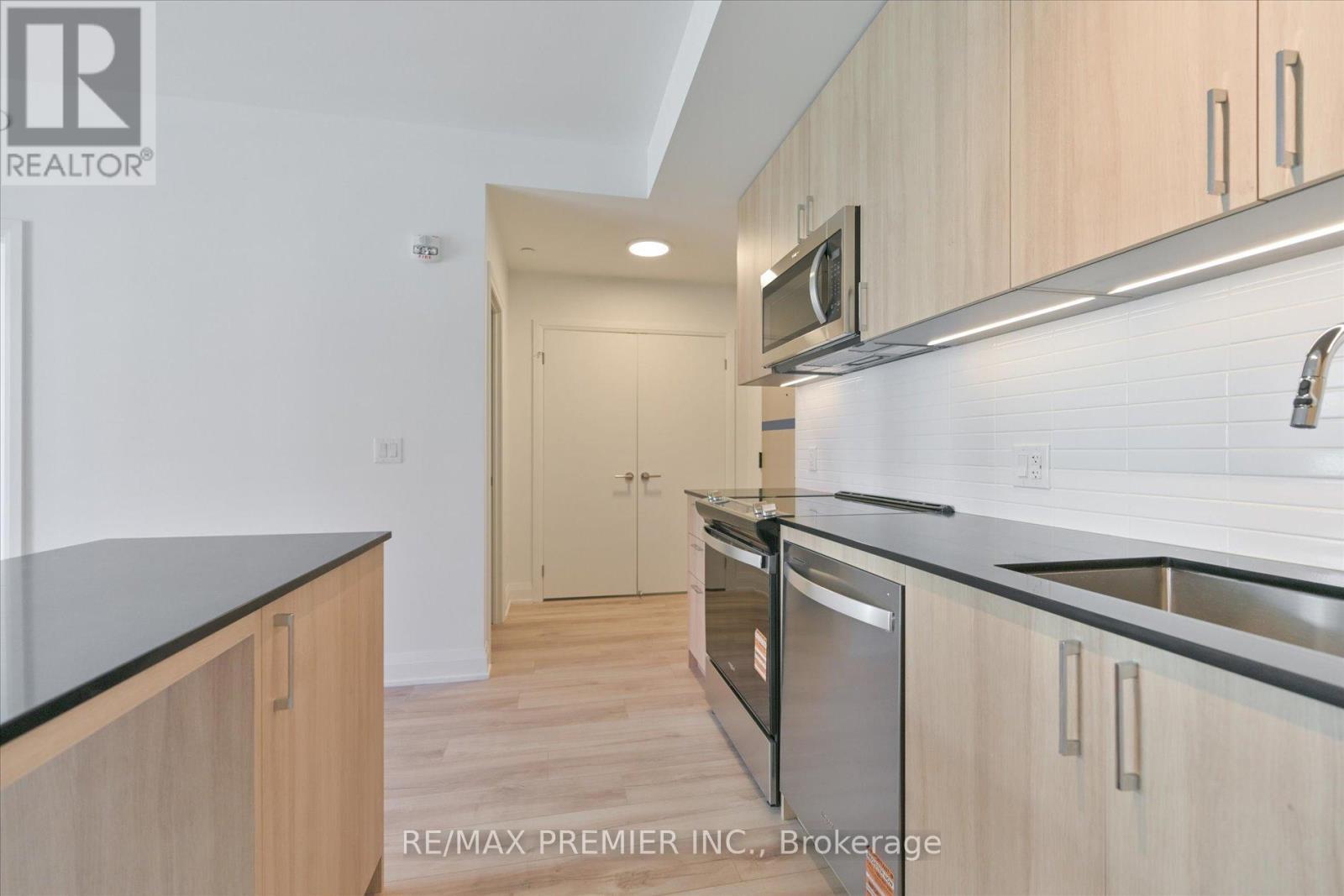 324 - 3250 Carding Mill Trail, Oakville, ON - Indoor Photo Showing Kitchen