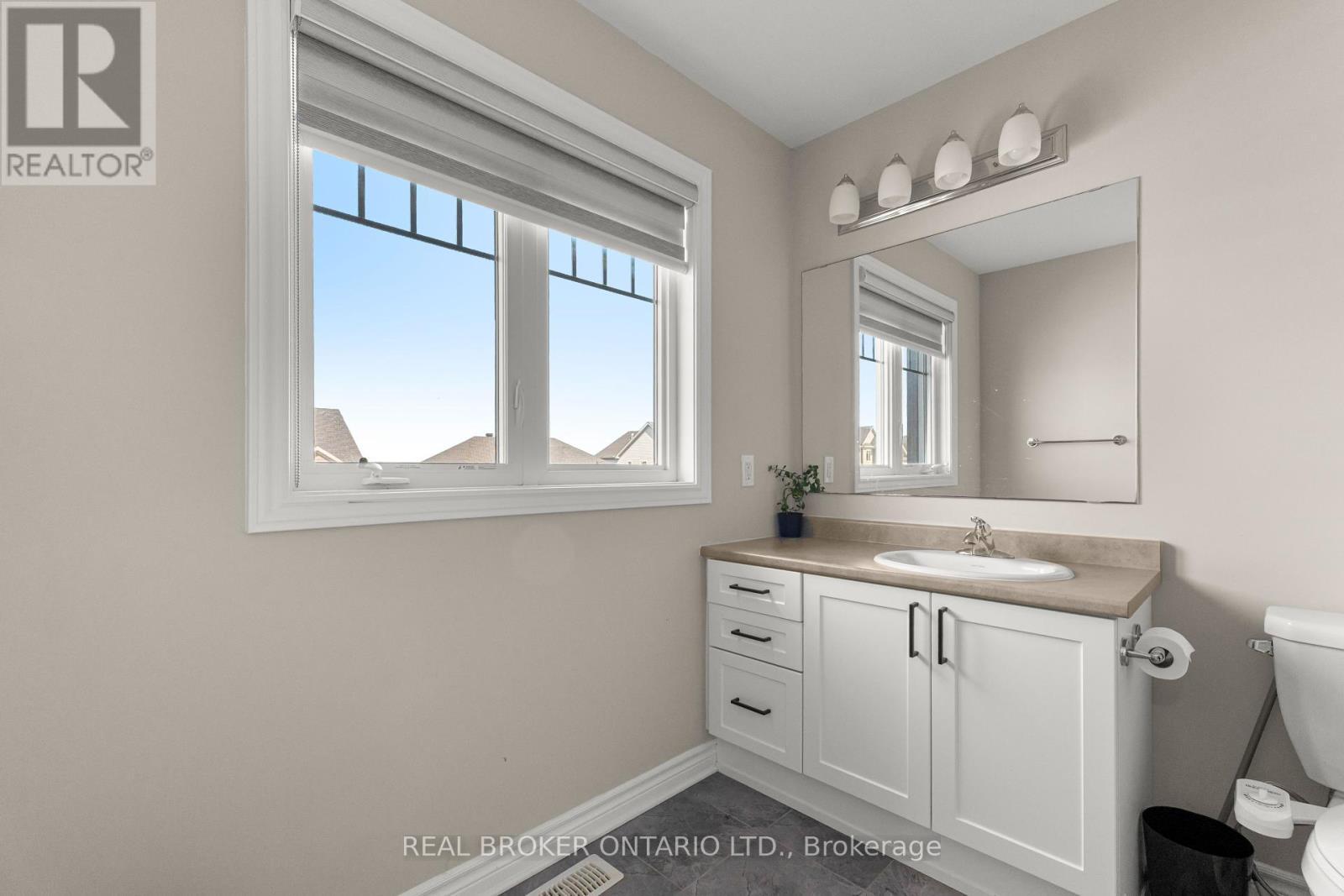 28 Sopwith Private, Ottawa, ON - Indoor Photo Showing Bathroom