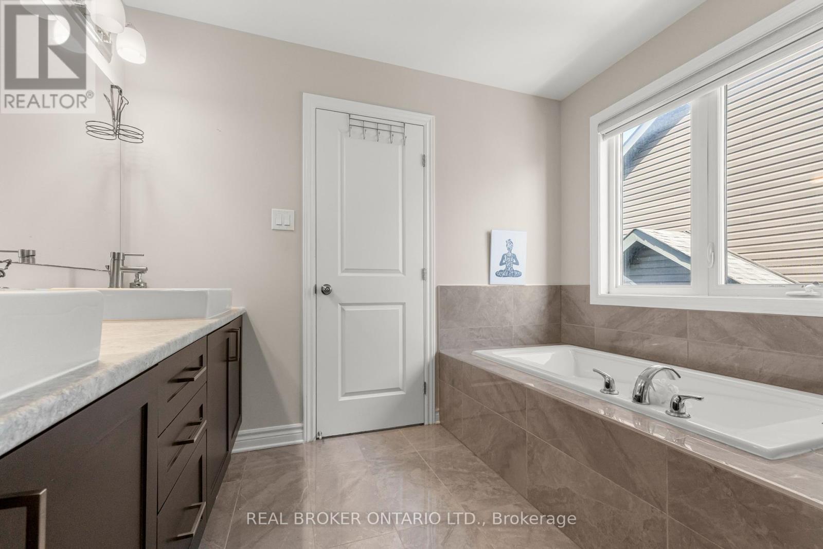 28 Sopwith Private, Ottawa, ON - Indoor Photo Showing Bathroom