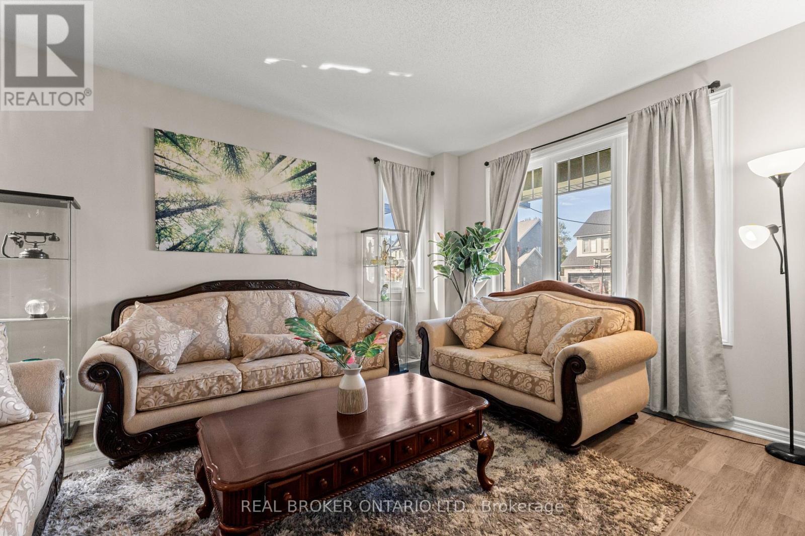 28 Sopwith Private, Ottawa, ON - Indoor Photo Showing Living Room