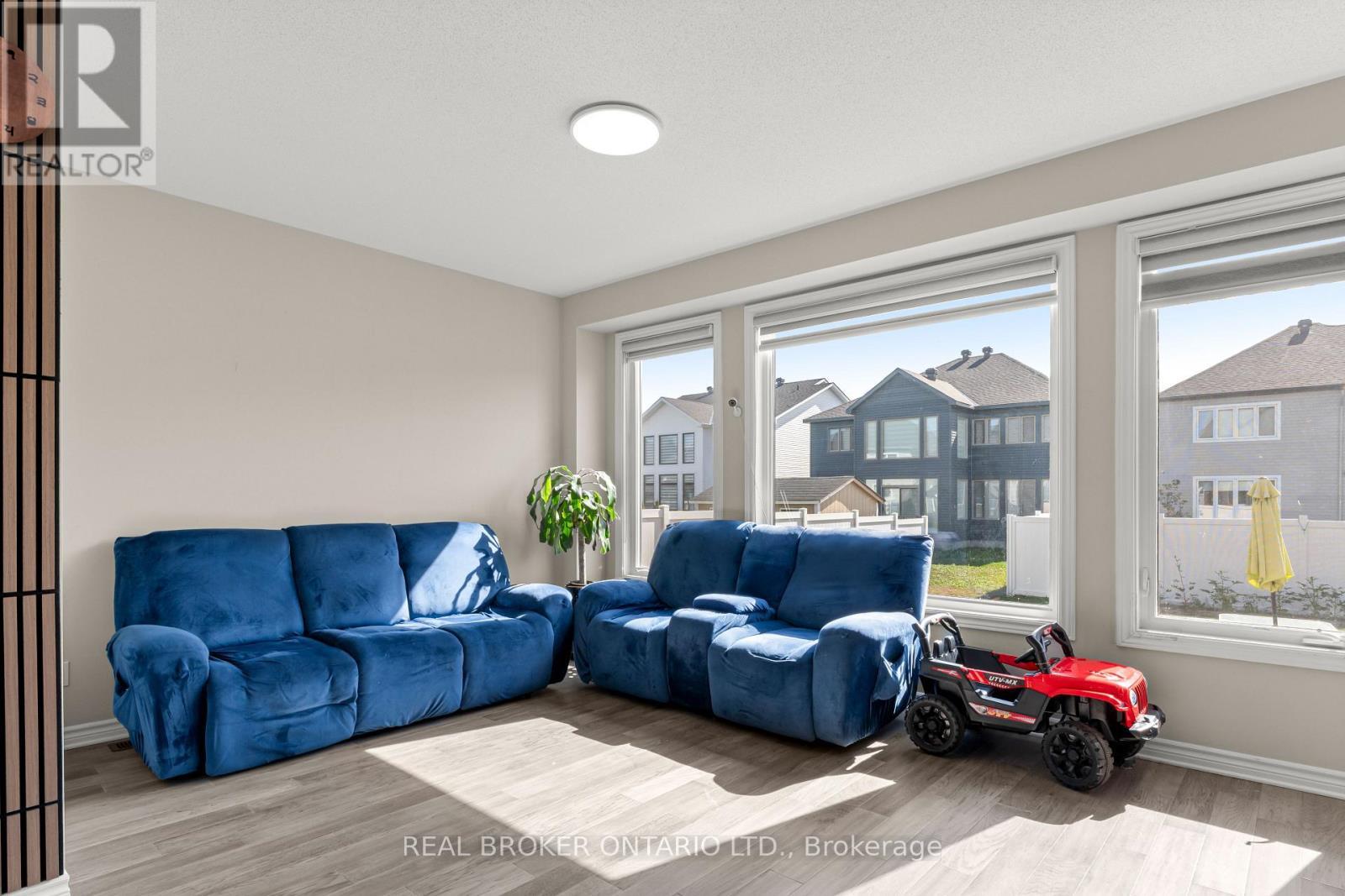28 Sopwith Private, Ottawa, ON - Indoor Photo Showing Living Room
