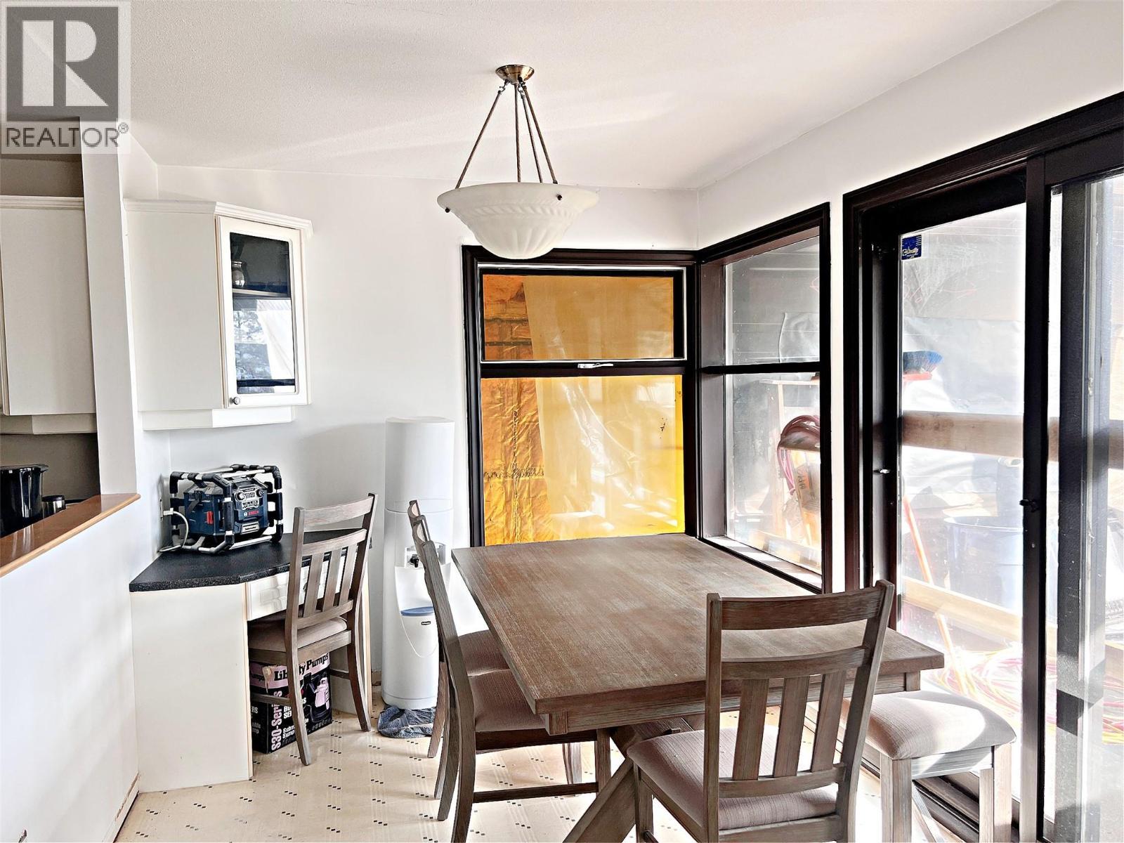 5621 Harrington Court, Peachland, BC - Indoor Photo Showing Dining Room