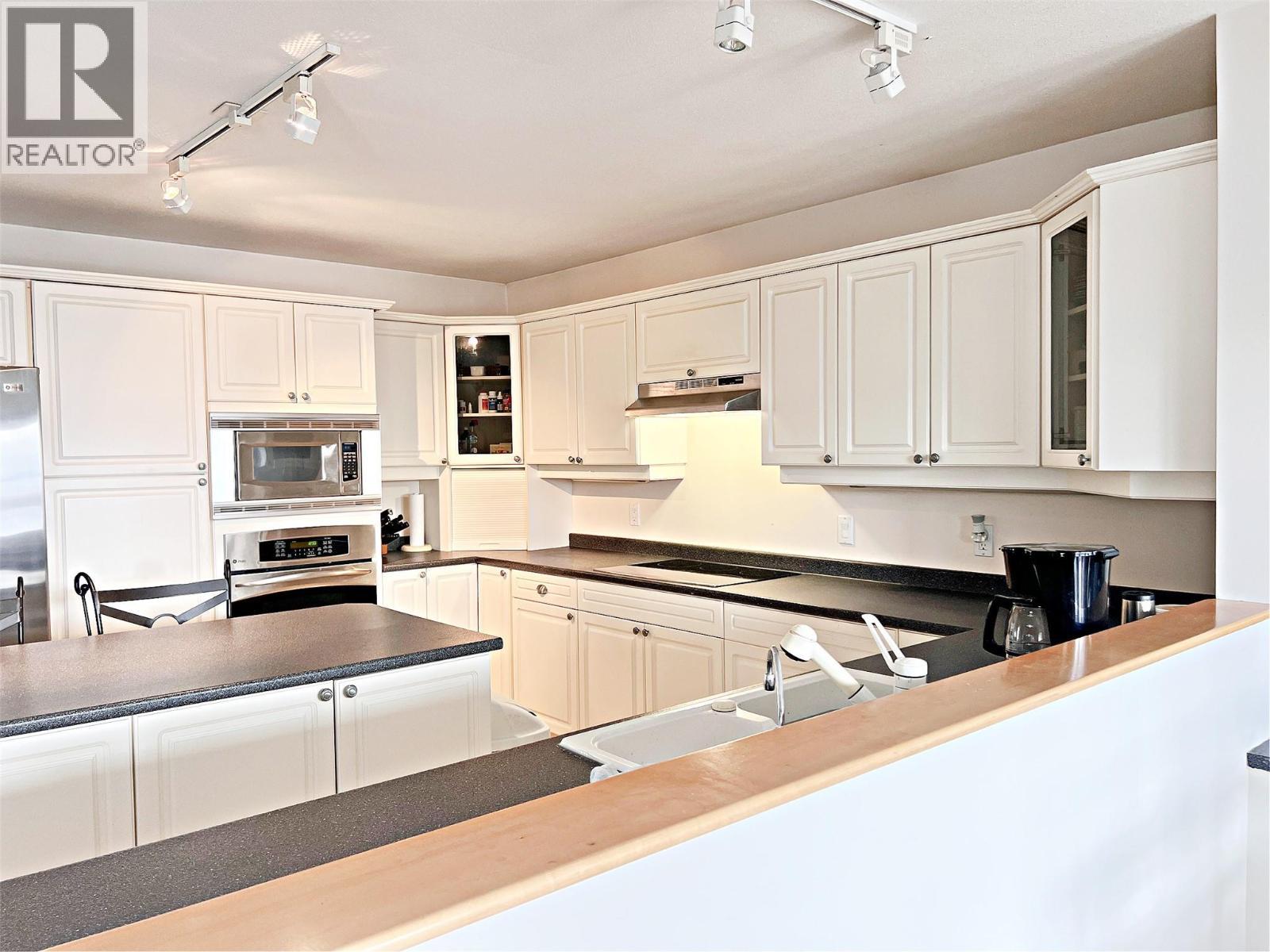 5621 Harrington Court, Peachland, BC - Indoor Photo Showing Kitchen