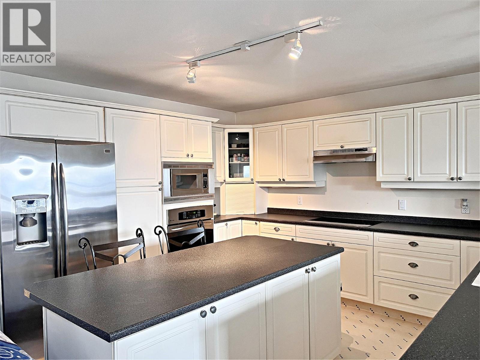 5621 Harrington Court, Peachland, BC - Indoor Photo Showing Kitchen