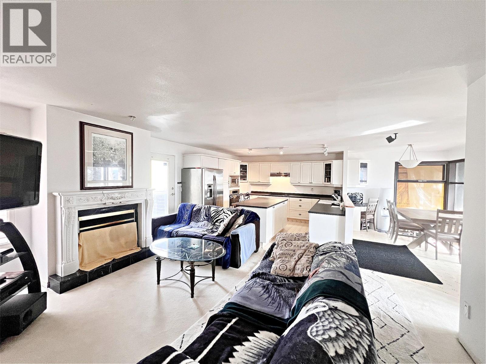 5621 Harrington Court, Peachland, BC - Indoor Photo Showing Living Room With Fireplace