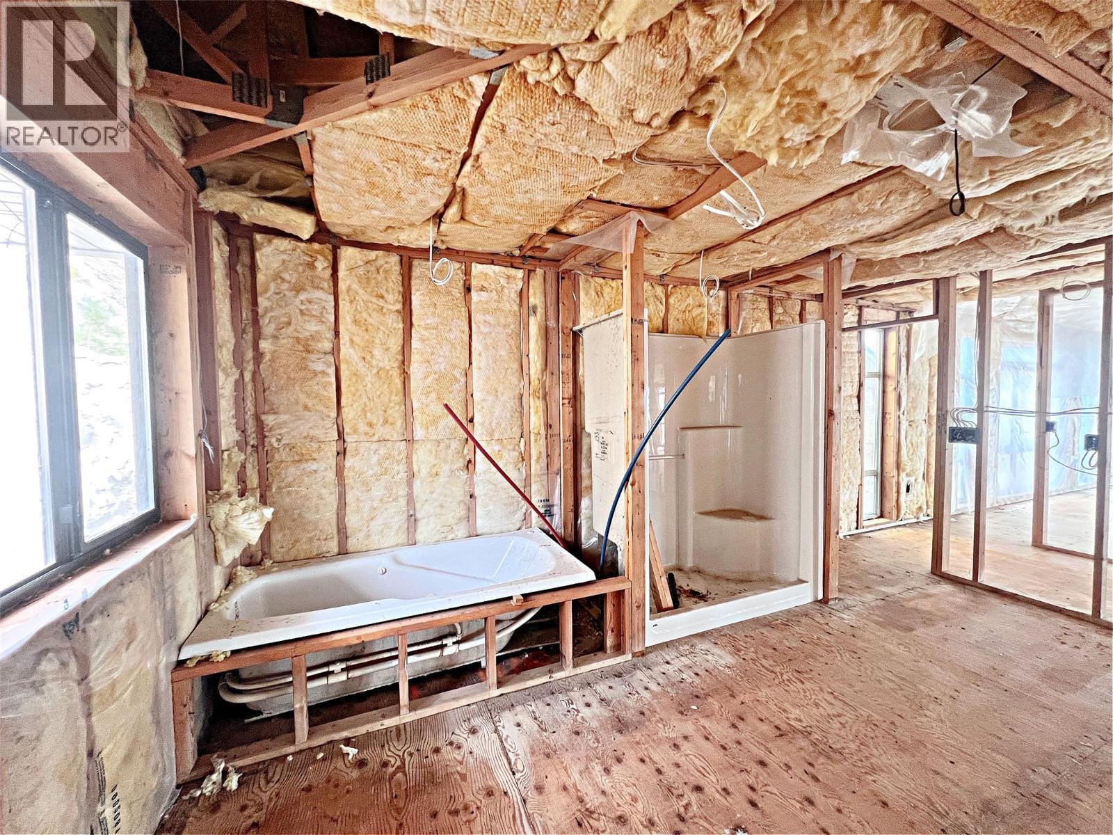 5621 Harrington Court, Peachland, BC - Indoor Photo Showing Basement