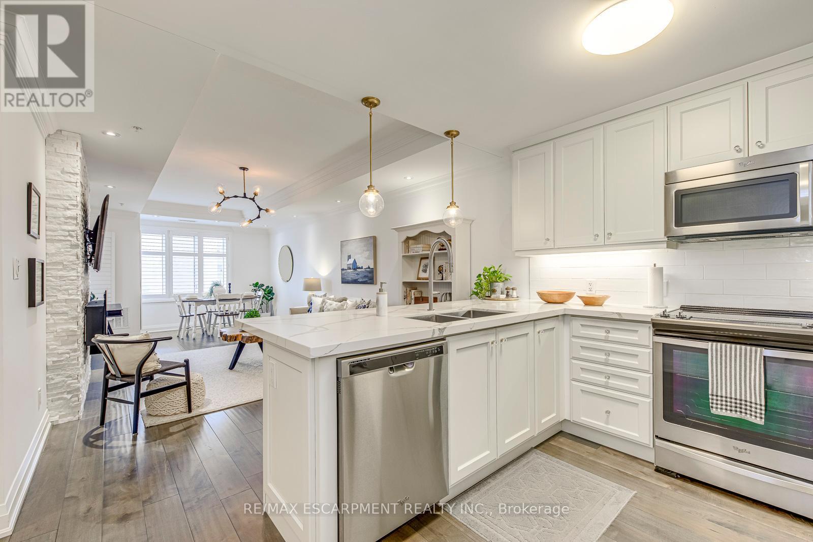 401 - 70 Stewart Street, Oakville, ON - Indoor Photo Showing Kitchen With Stainless Steel Kitchen With Double Sink With Upgraded Kitchen
