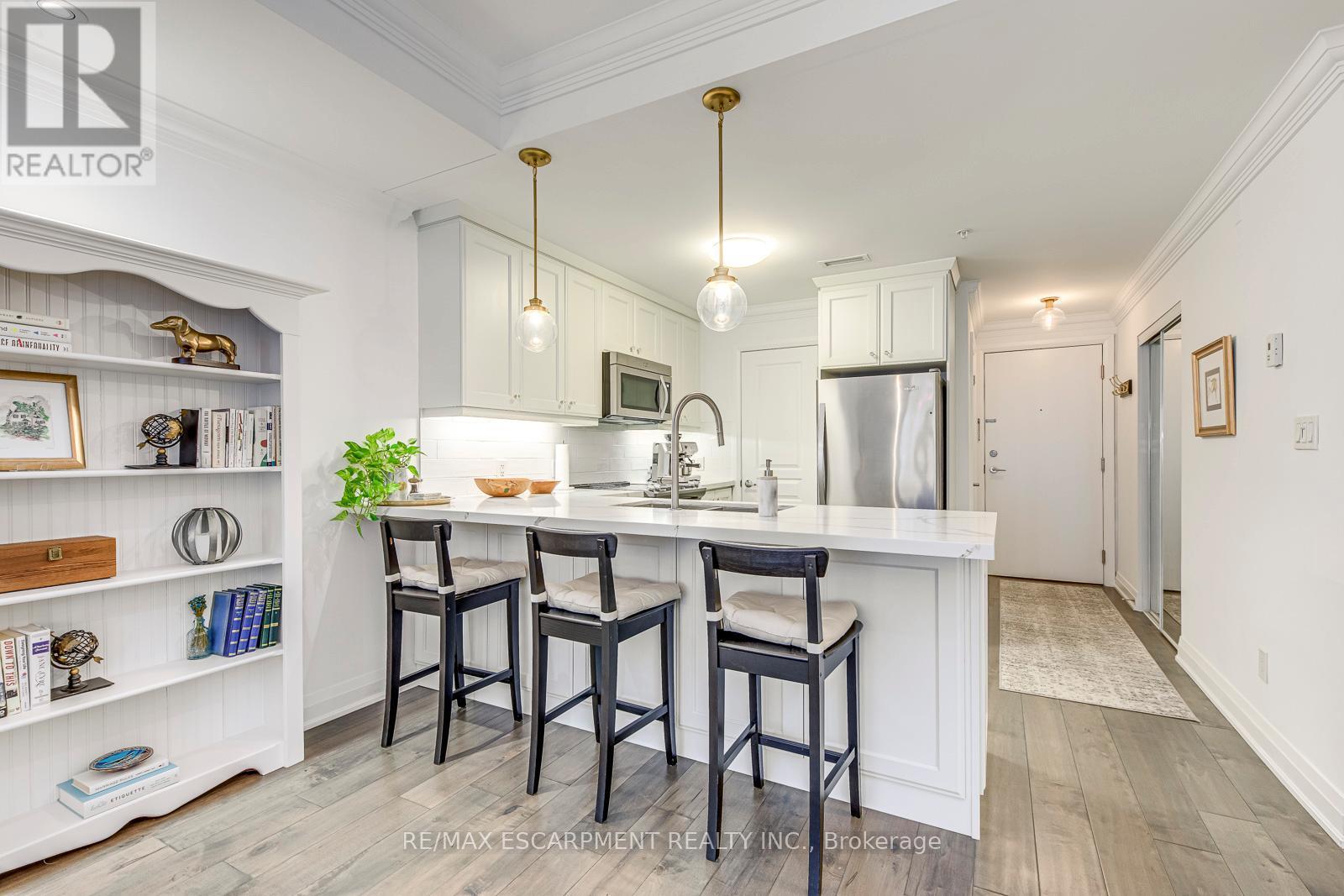 401 - 70 Stewart Street, Oakville, ON - Indoor Photo Showing Kitchen With Upgraded Kitchen