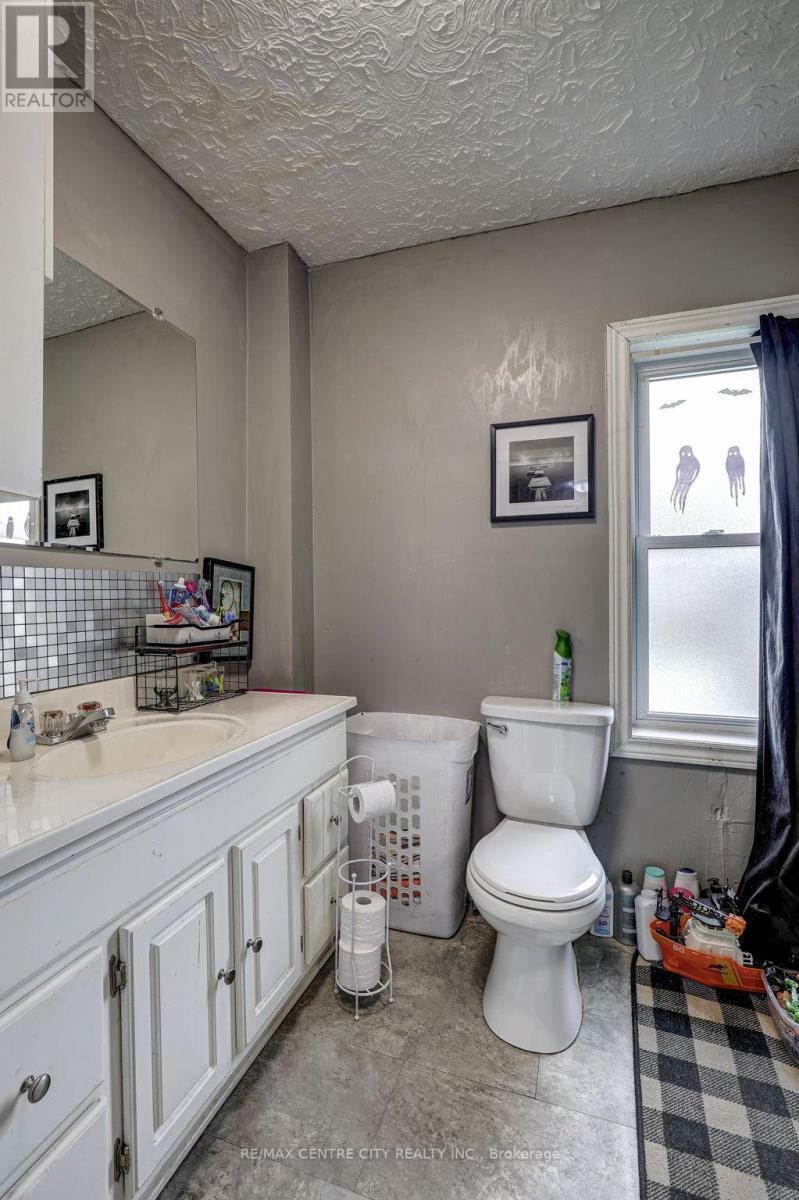 270 Ross Street, St. Thomas, ON - Indoor Photo Showing Bathroom