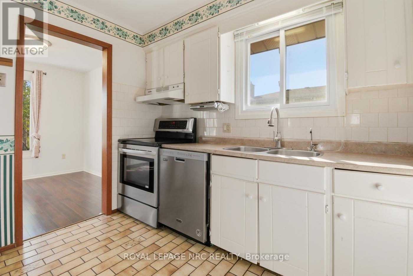 69 Elmvale Crescent, Port Colborne (Main Street), ON - Indoor Photo Showing Kitchen With Double Sink