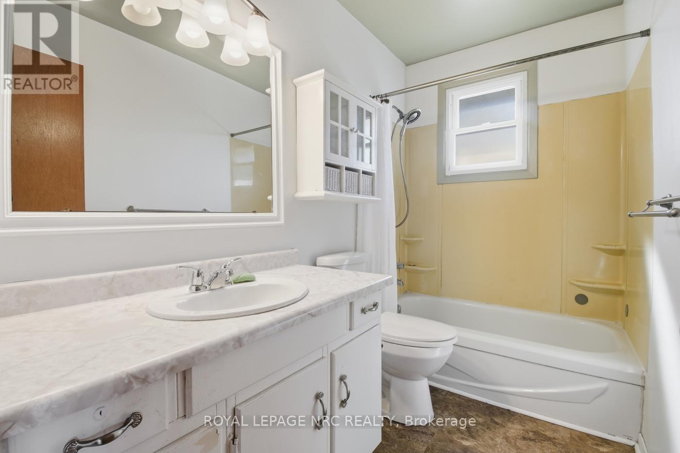 69 Elmvale Crescent, Port Colborne (Main Street), ON - Indoor Photo Showing Bathroom