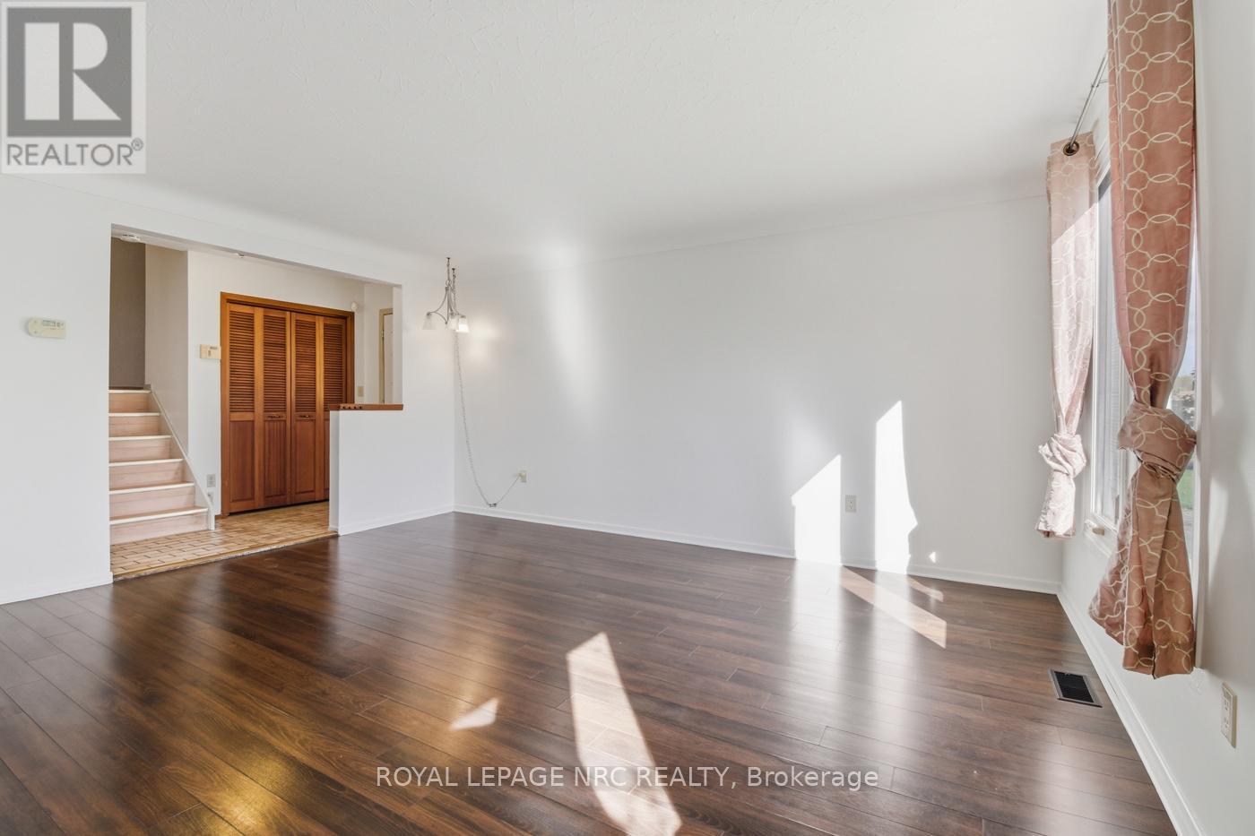 69 Elmvale Crescent, Port Colborne (Main Street), ON - Indoor Photo Showing Living Room With Fireplace