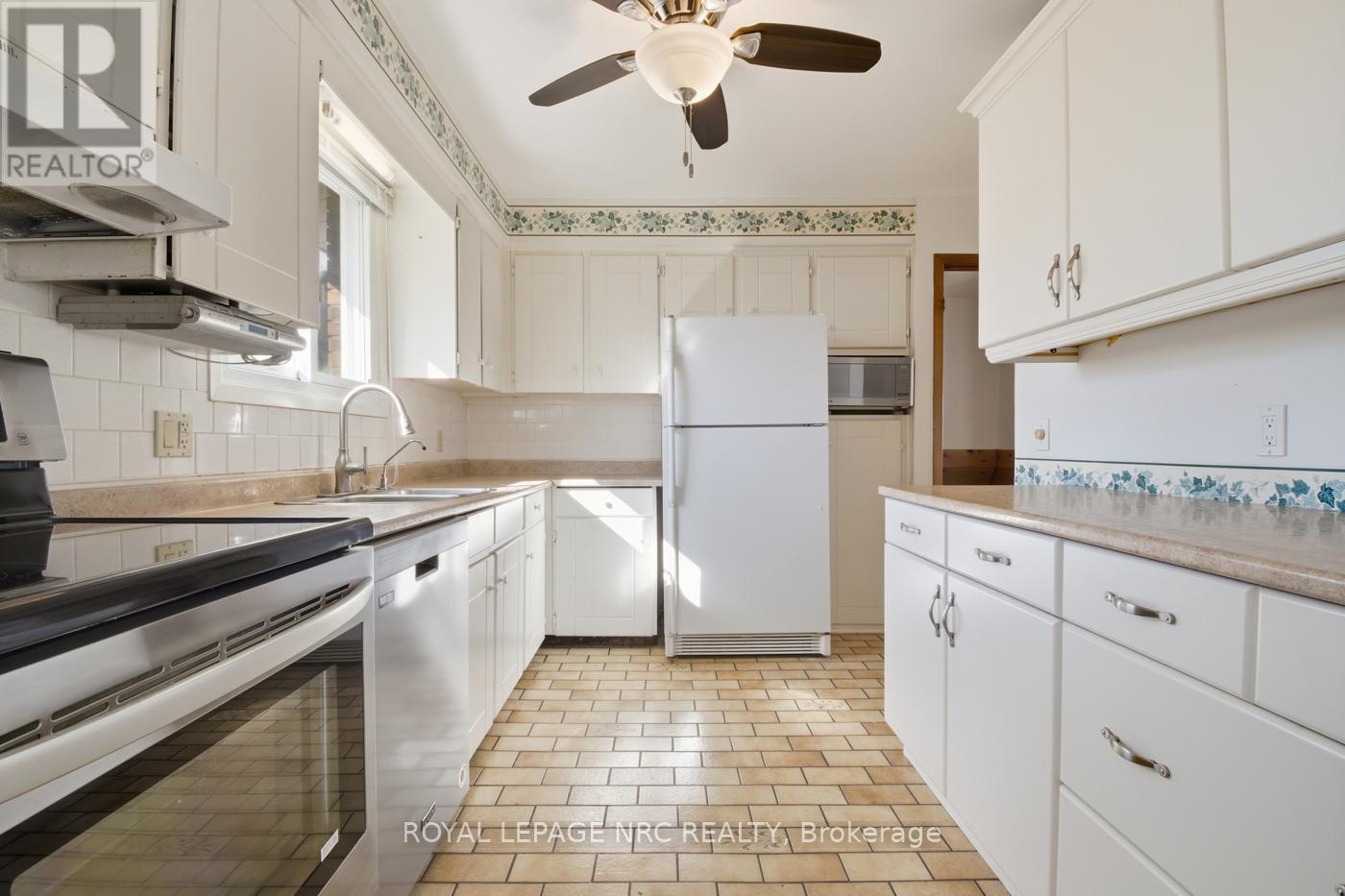 69 Elmvale Crescent, Port Colborne (Main Street), ON - Indoor Photo Showing Kitchen