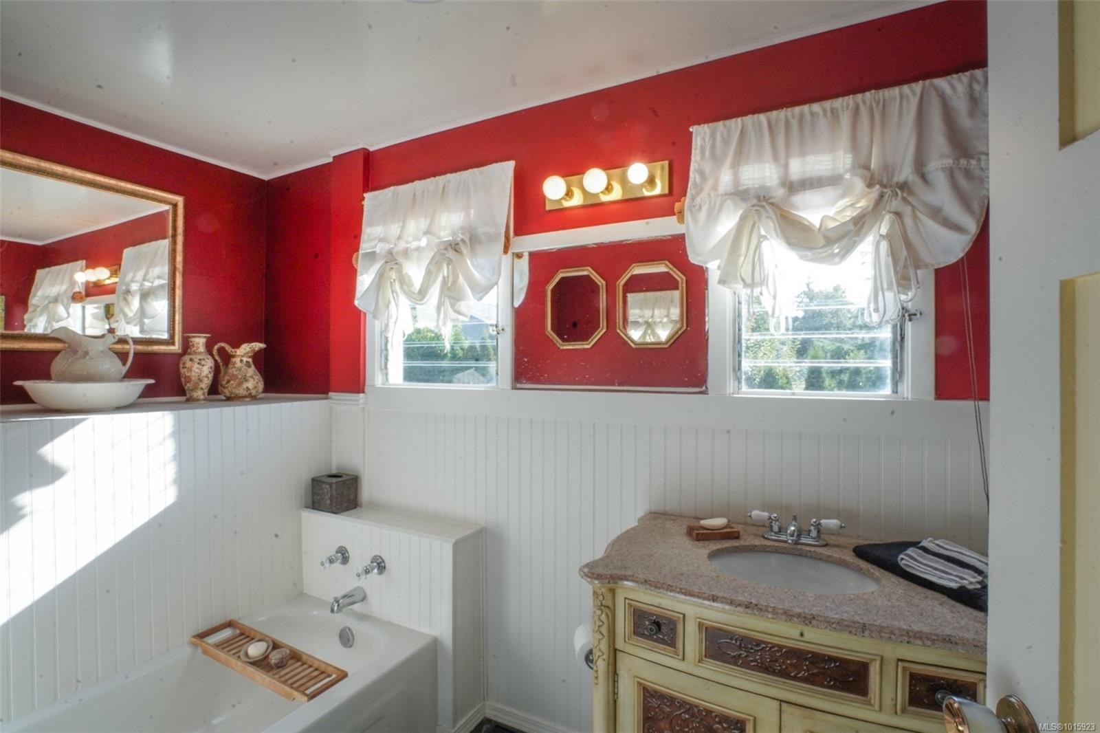 1295 Santa Rosa Ave, Saanich, BC