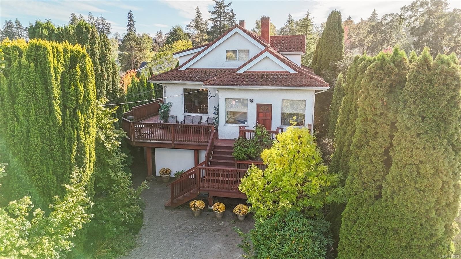 1295 Santa Rosa Ave, Saanich, BC