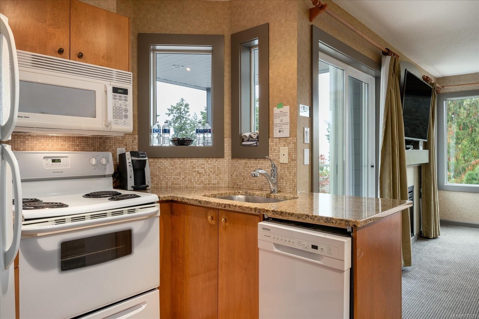 720-1600 Stroulger Rd, Nanoose Bay, BC - Indoor Photo Showing Kitchen