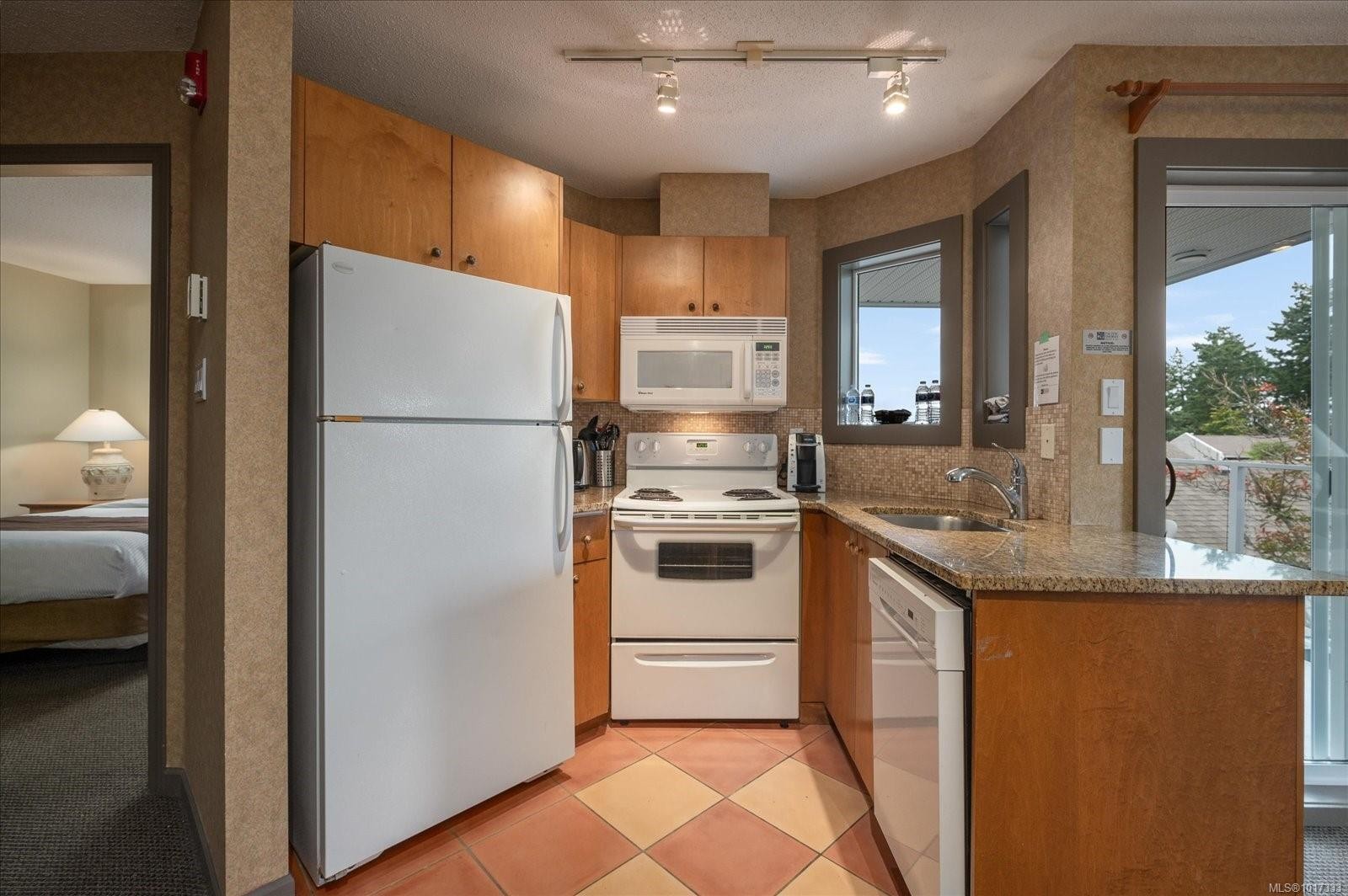 720-1600 Stroulger Rd, Nanoose Bay, BC - Indoor Photo Showing Kitchen