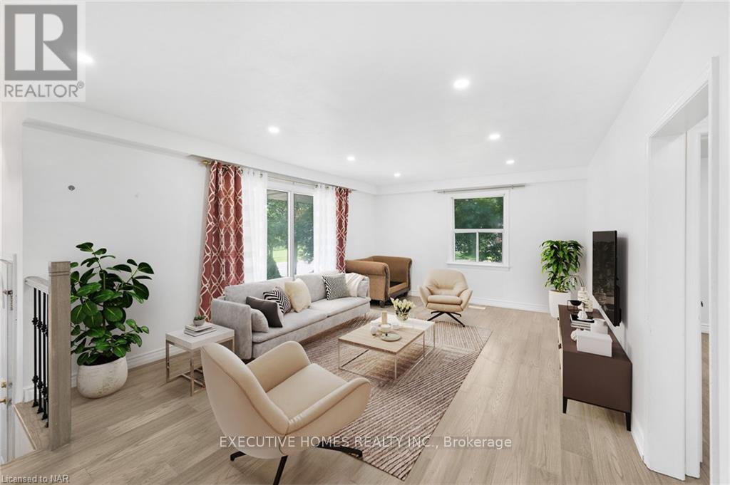826 Scarborough Golf Club Road, Toronto, ON - Indoor Photo Showing Living Room