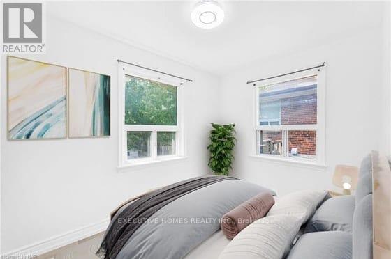 826 Scarborough Golf Club Road, Toronto, ON - Indoor Photo Showing Bedroom