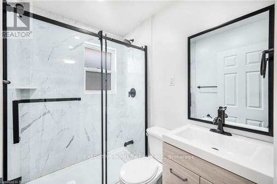 826 Scarborough Golf Club Road, Toronto, ON - Indoor Photo Showing Bathroom