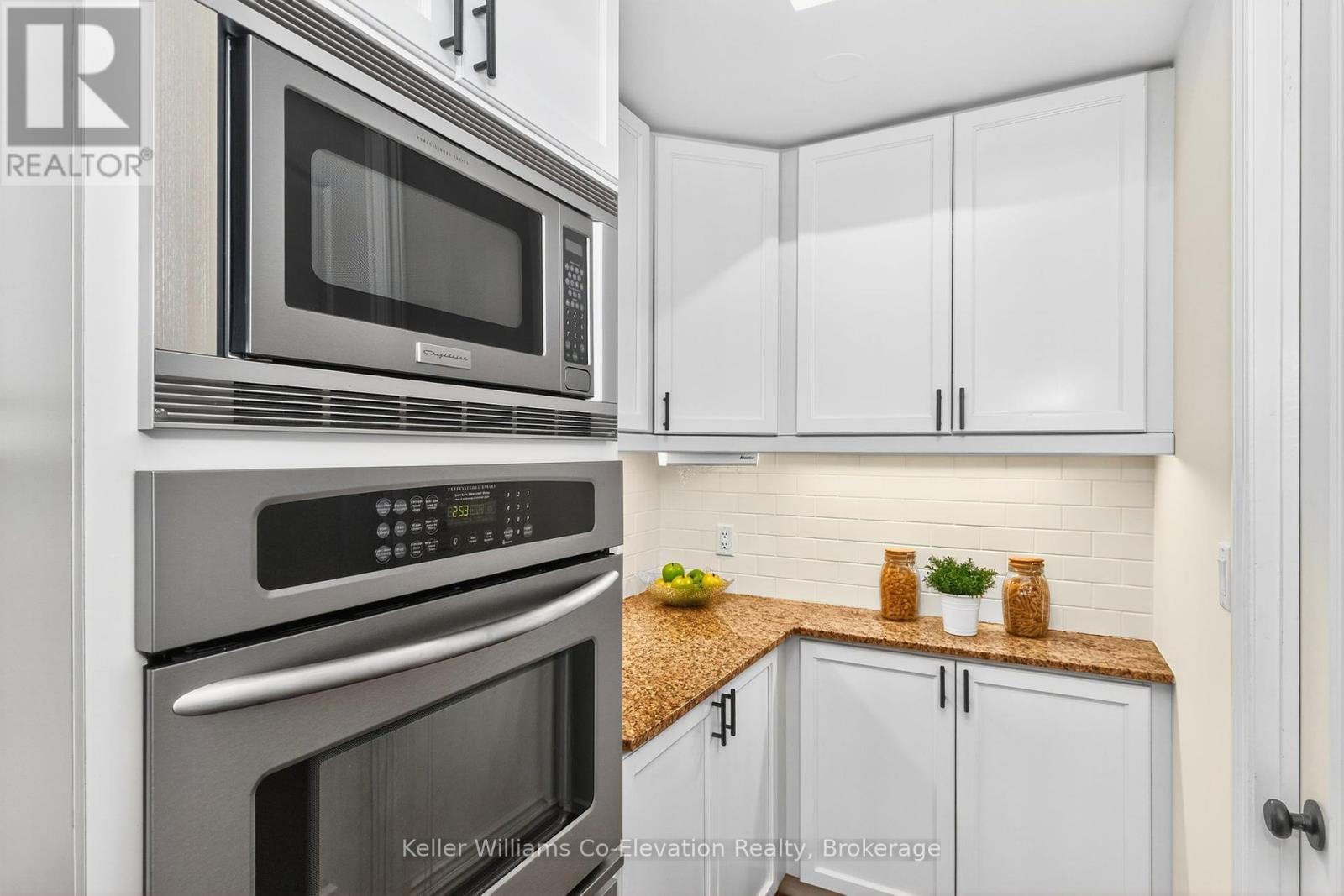 Prof. Grade Built-in Oven & Microwave/Convection - Lph01 - 699 Aberdeen Boulevard, Midland, ON - Indoor Photo Showing Kitchen