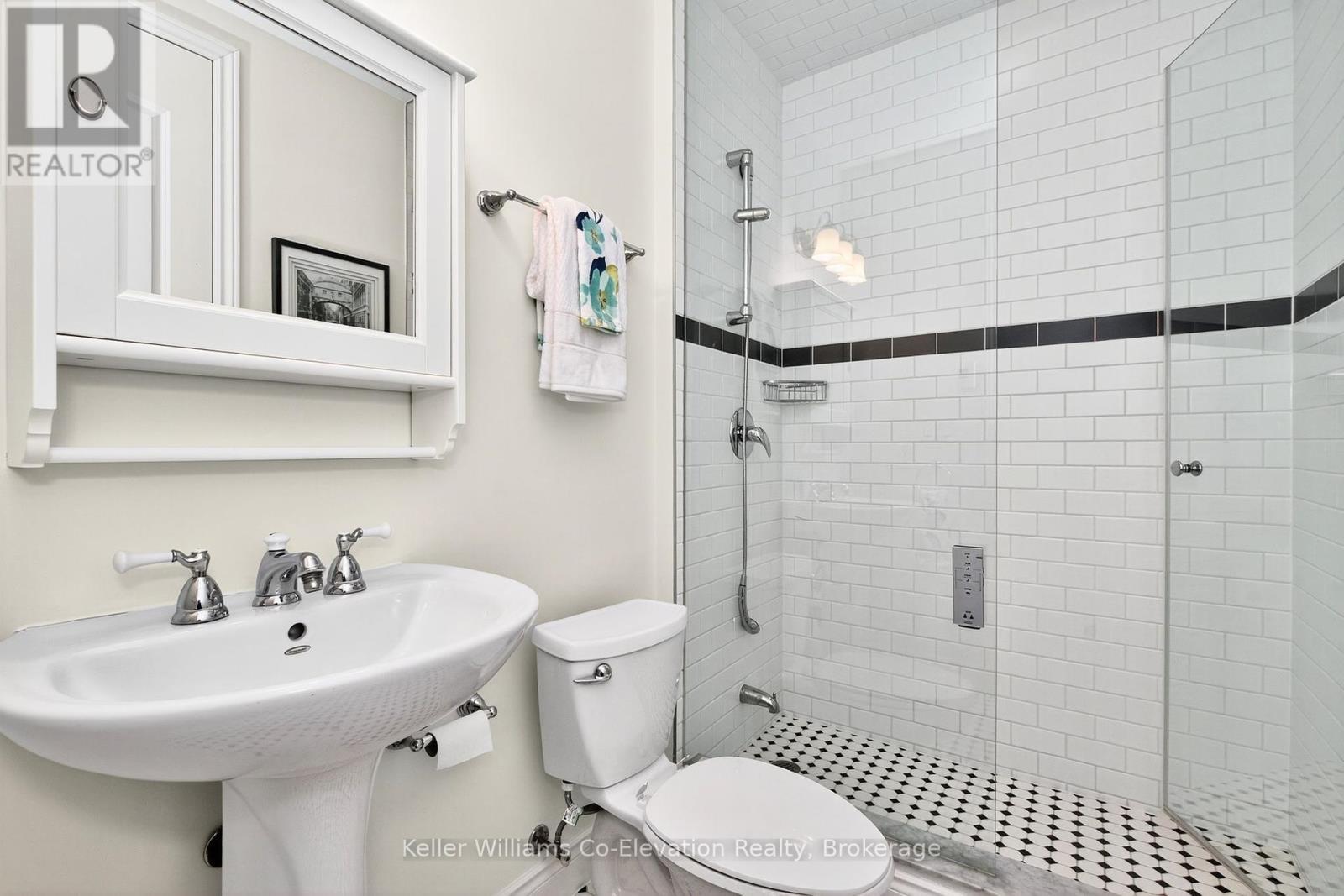 Semi-Ensuite Bed #2 - Lph01 - 699 Aberdeen Boulevard, Midland, ON - Indoor Photo Showing Bathroom