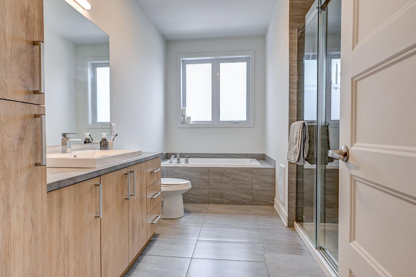 Salle de bains - 13570 - 13574 Rue Du Grenache, Mirabel, QC - Indoor Photo Showing Bathroom