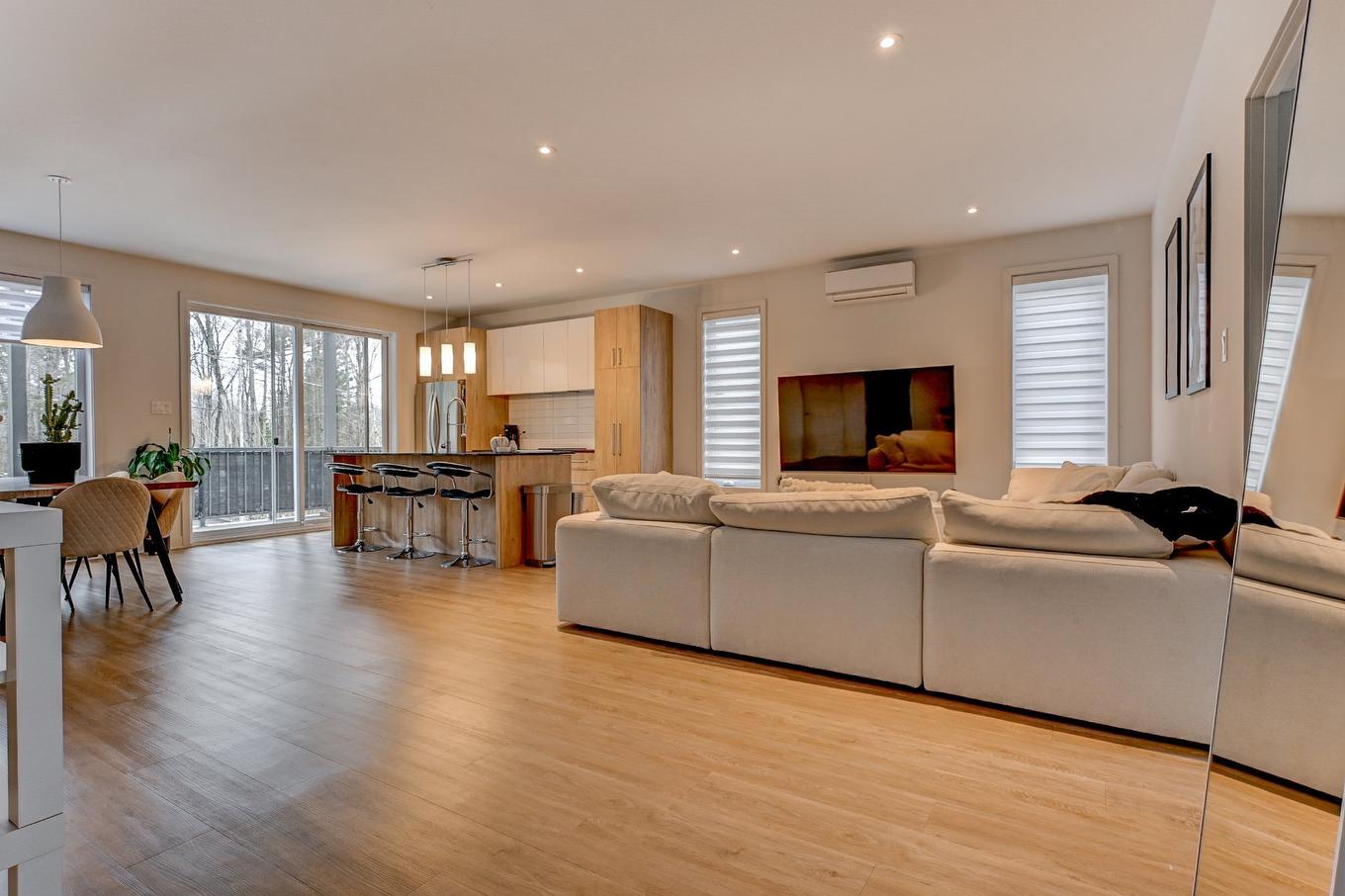 Salon - 13570 - 13574 Rue Du Grenache, Mirabel, QC - Indoor Photo Showing Living Room