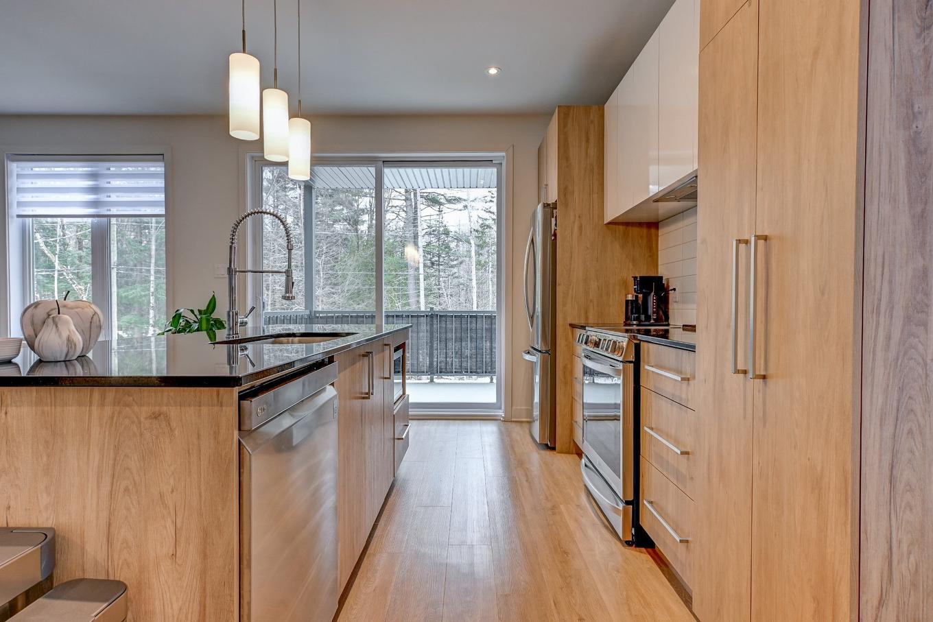 Cuisine - 13570 - 13574 Rue Du Grenache, Mirabel, QC - Indoor Photo Showing Kitchen With Upgraded Kitchen