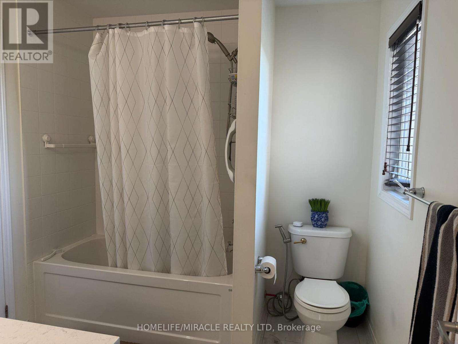 422 Cavanagh Lane, Milton, ON - Indoor Photo Showing Bathroom