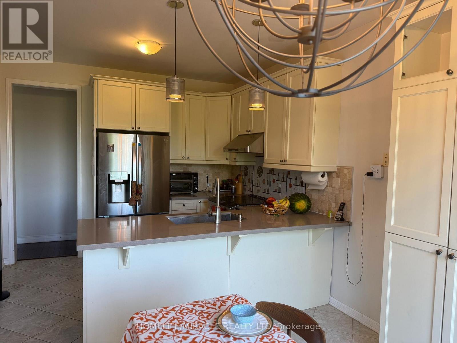 422 Cavanagh Lane, Milton, ON - Indoor Photo Showing Kitchen