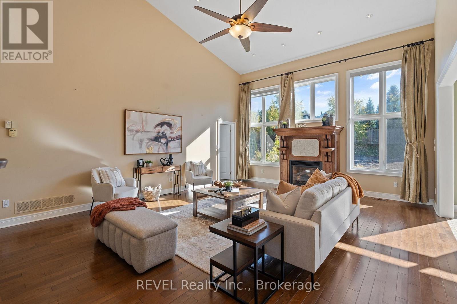 6718 Domenic Crescent, Niagara Falls (Stamford), ON - Indoor Photo Showing Living Room With Fireplace