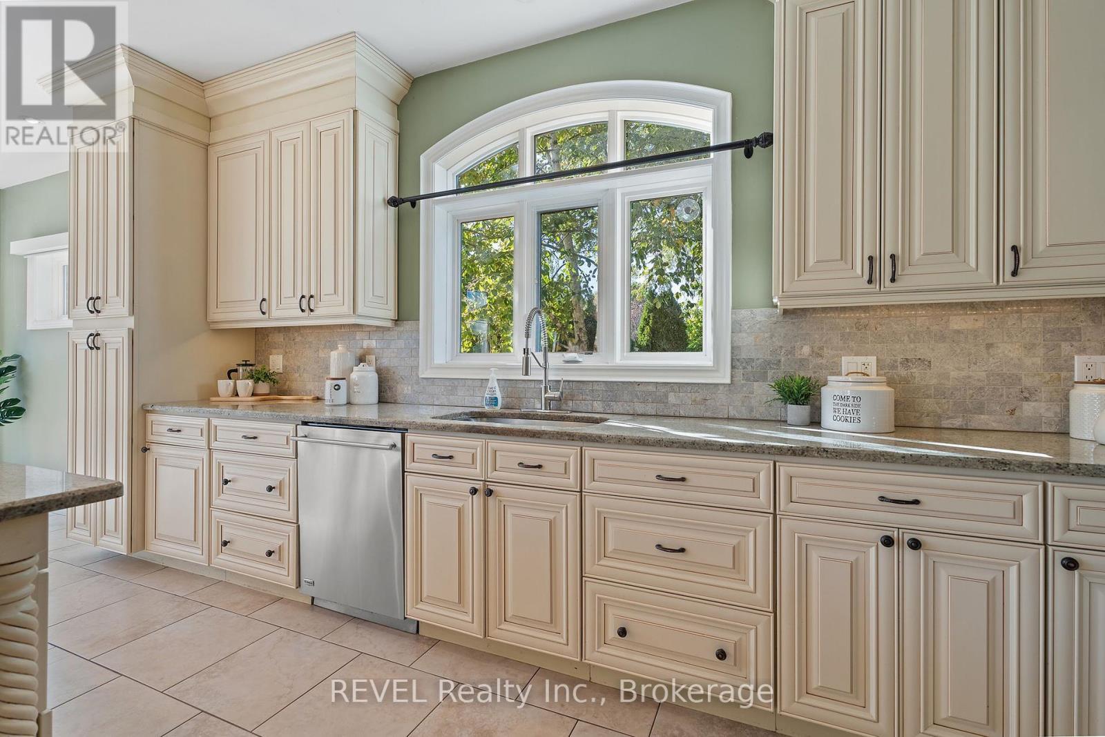 6718 Domenic Crescent, Niagara Falls (Stamford), ON - Indoor Photo Showing Kitchen