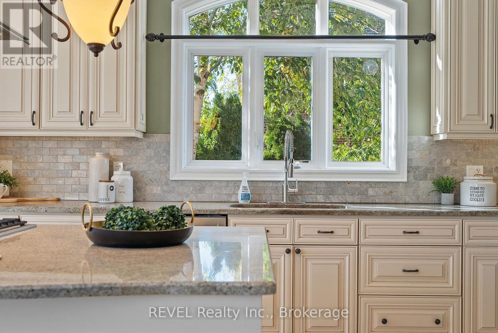 6718 Domenic Crescent, Niagara Falls (Stamford), ON - Indoor Photo Showing Kitchen